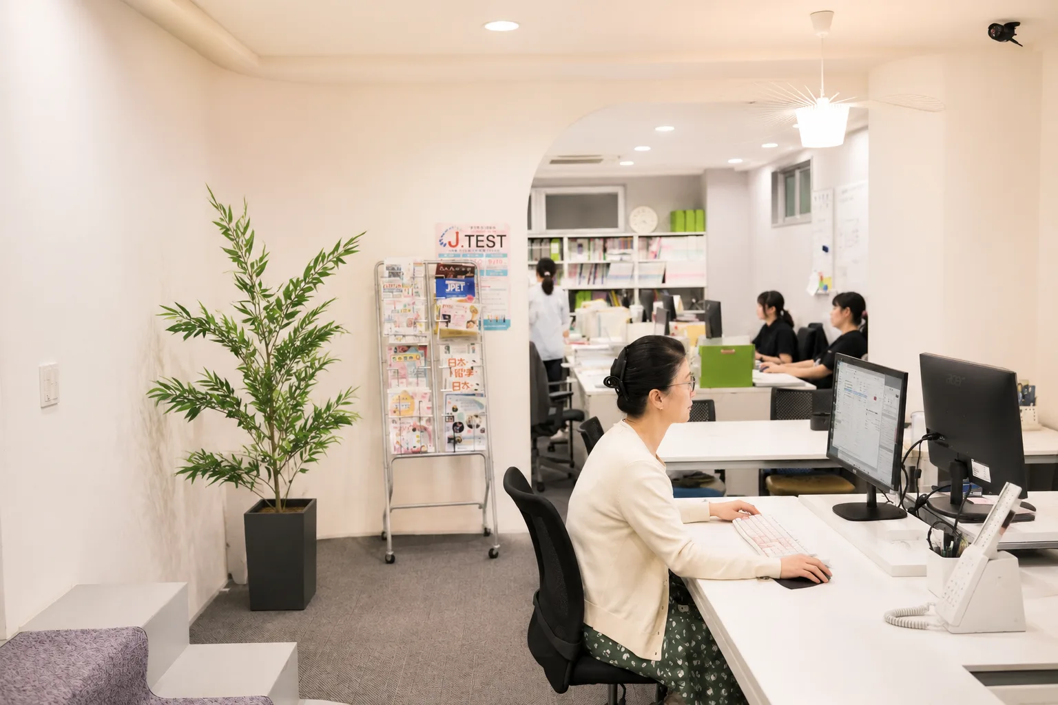 新大久保校区前台与办公区